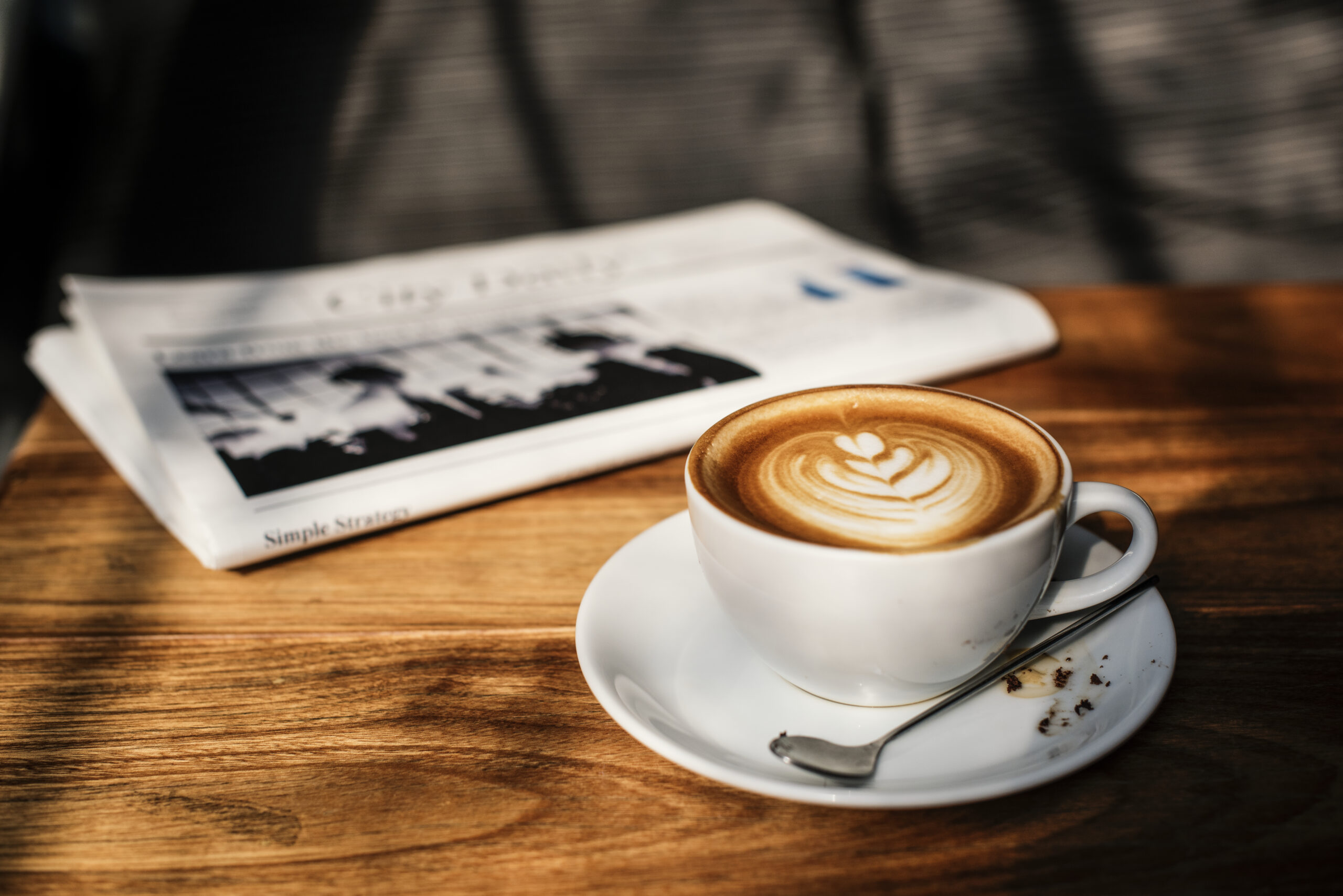 coffee-shop-cafe-latte-cappuccino-newspaper-concept